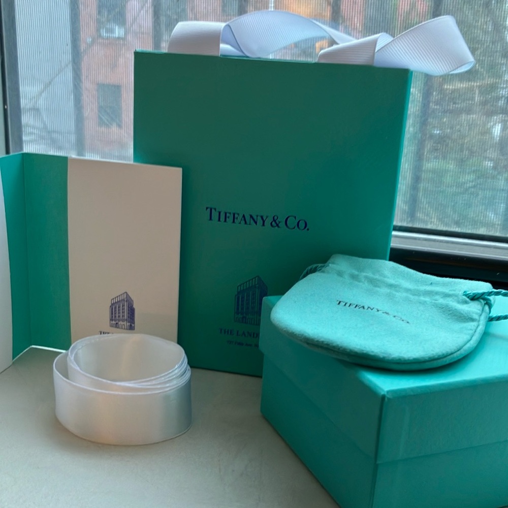 SOLD! Tiffany & Co “The landmark” full set pouch, box, bag, card, ribbon! 🩵